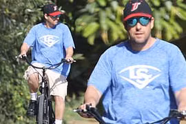 Adam Sandler vui vẻ đạp xe quanh thành phố
