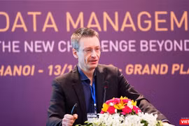 Đồng sáng lập kiêm Giám đốc vận hành Orchestra Networks, Pierre Bonnet phát biểu tại Hội thảo “Quản lý dữ liệu - Thách thức vượt tầm công nghiệp 4.0” ngày 13/12 tại Hà Nội