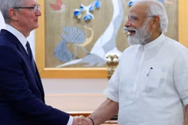 Thủ tướng Ấn Độ Narendra Modi gặp giám đốc điều hành Apple Tim Cook ngày 19/4. Ảnh Tech Wire Asia