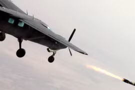 Máy bay AC-208 Cessna Caravan của Không quân Iraq phóng một tên lửa Hellfire vào một mục tiêu trên Trường huấn luyện Aziziyah, phía nam Baghdad. Ảnh Quân đội Mỹ
