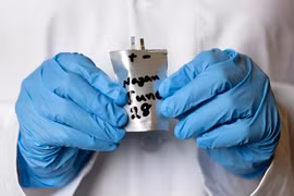 Nguyên mẫu pin polymer có thể uốn cong, co giãn được phát triển trong phòng thí nghiệm UH của GS Haleh Ardebili. Ảnh: Đại học Houston
