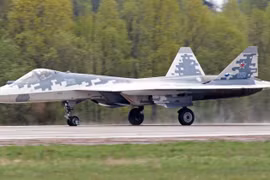Máy bay tiêm kích tàng hình thế hệ 5 Su-57. Ảnh Military Watch.