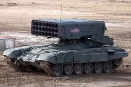 Pháo phản lực nhiệt áp TOS-1A do Nga sản xuất tại Triển lãm Quân đội 2021 được tổ chức gần Moscow. Ảnh Vitaly Kuzmin