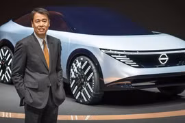 Giám đốc điều hành Nissan Makoto Uchida với mẫu xe điện ý tưởng Chill-Out. Ảnh Nissan