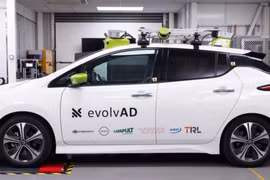 Xe điện tự hành Leaf của công ty Nissan, thử nghiệm dịch vụ robotaxi ở Anh. Ảnh ADAS&Autonomouns Vehicles
