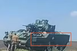 Xe chiến đấu bộ binh (IFV) M2A2 Bradley của quân đội Ukraine được trang bị thêm giáp phản ứng nổ và thiết bị chống UAV. Ảnh Mạng xã hội Ukraine.