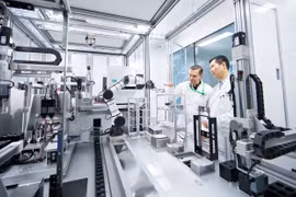 Alex Zhavoronkov, người sáng lập và Giám đốc điều hành công ty Insilico Medicine, và Feng Ren, Giám đốc khoa học, tại phòng thí nghiệm của công ty ở Tô Châu, Trung Quốc. Ảnh CNBC