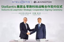Lễ ký kết thỏa thuận đối tác liên doanh phát triển xe điện của Stellantis và Leapmotor. Ảnh Leapmotor