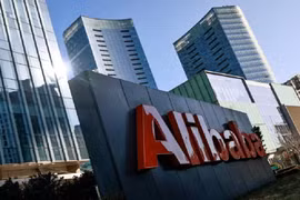 Logo Tập đoàn Alibaba tại văn phòng ở Bắc Kinh, Trung Quốc, ngày 5/1/2021. REUTERS/Thomas Peter