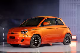 FIAT 500 điện mới tại Triển lãm ô tô Los Angeles, bang California, Mỹ ngày 17/11/2022. Reuters/Carlos Barria/File Photo Acquire License Rights