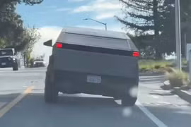 Xe bán tải Tesla CyberTruck thử nghiệm tay lái. Ảnh video Electrek