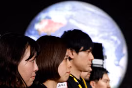 Các nhân viên của Ispace ở Tokyo sau khi nhận biết đã mất tín hiệu từ tàu đổ bộ mặt trăng Hakuto-R. Ảnh Reuters