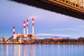 Nhà máy nhiệt điện ở New York sẽ được chuyển đổi thành trạm cung cấp điện gió ngoài khơi. Ảnh Electrek.