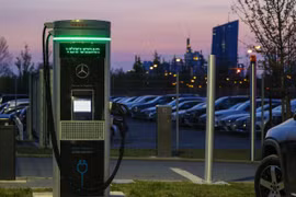 Một cột sạc xe điện của Mercedes-Benz. Ảnh EV Magazine.