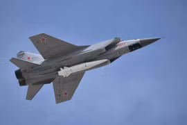 Tiêm kích hạng nặng MiG-31K mang tên lửa siêu thanh. Ảnh truyền thông Nga.