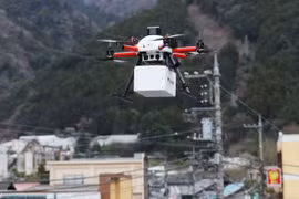Bưu điện Nhật Bản thực hiện thành công cuộc thử nghiệm giao hàng bằng UAV ở một vùng nông thôn phía tây Tokyo. Ảnh Koji Uema/Nikkei Asia