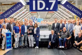 Công ty Volkswagen chào mừng sự kiện bắt đầu sản xuất EV sedan ID.7 ở Emden, Đức. Ảnh Volkswagen