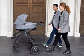 Xe đẩy thông minh Ella AI, đứa con tinh thần của Anne Hunger và Kevin Huang. Ảnh Global News.
