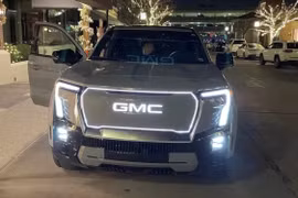 Xe bán tải điện GMC Sierra Denali trên đường phố Michigan. Ảnh GMC