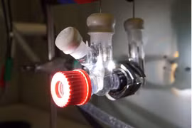 Một phần của lo phản ứng chuyển đổi CO2, rác thải nhựa PET. Ảnh Tech Xplore.