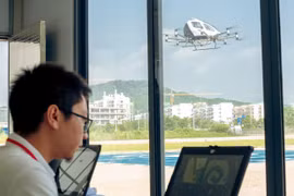 Các quan chức Cục Hàng không Dân dụng Trung Quốc đang xem xét dữ liệu thử nghiệm chứng nhận loại cho eVTOL tự hành EH216-S của EHang. Ảnh: EHang