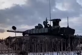 Xe tăng T-90M quân đội Nga pháo kích vào chiến tuyễn phòng ngự của quân đội Ukraine. 