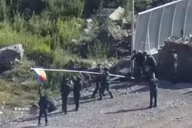 Lính biên phòng Azerbaijan dựng cờ trên đầu cây cầu qua sông Hakari. Ảnh Video South Front.