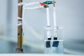 Thí nghiệm điện phân tách hydro - oxy từ nước biển của nhóm nghiên cứu tại RMIT, Úc. Ảnh RMIT