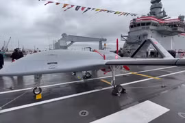 UAV Bayraktar TB3 trên tàu đổ bộ tấn công UAV – trực thăng TCG Anadolu. Ảnh Turkic World. 