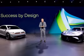  Giám đốc điều hành Volkswagen Oliver Blume giới thiệu các nguyên mẫu ý tưởng xe điện của công ty. Ảnh Electrek