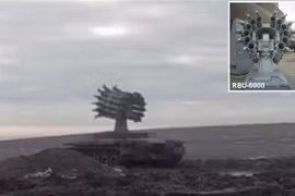 Hệ thống phóng tên lửa chống ngầm RBU-6000 trên xe tăng T-80. Ảnh Army Recognition