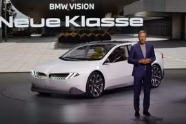 Giám đốc điều hành BMW Oliver Zipse phát biểu trong buổi giới thiệu BMW “New Class” trong một sự kiện tại triển lãm ô tô IAA ở Munich. Ảnh Getty