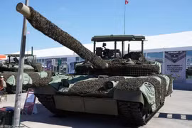 Xe tăng chủ lực T-80BVM Model 2023. Ảnh Army Recognition