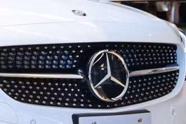 Xe Mercedes-Benz sẽ có kết nối mạng 5G. Ảnh Nikkei Asia