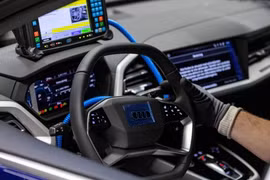 Một nhân viên chạy thử nghiệm xe điện Audi Q4 e-tron (EV) trên dây chuyền lắp ráp tại nhà máy ô tô điện Volkswagen AG (VW) ở Zwickau, Đức, ngày 26/4/2022. Ảnh Bloomberg
