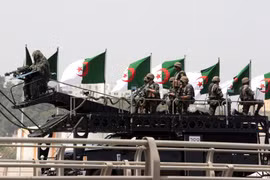 Quân đội Algeria diễn tập bắn đạn thật quy mô lớn. Ảnh The News Dept