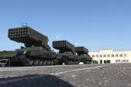 Lính dù Nga được trang bị pháo phản lực nhiệt áp TOS-1A "Solntsepek". Ảnh video RG