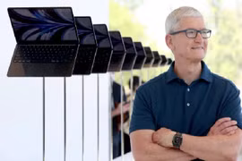 Giám đốc điều hành Apple Tim Cook xem màn hình của máy tính xách tay MacBook Air được thiết kế lại hoàn toàn mới trong WWDC22 tại Apple Park ngày 6/6/2022 ở Cupertino, California. Ảnh Justin Sullivan/Getty Images.