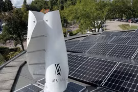 Hệ thống điện gió - mặt trời 500 W của công ty Airturb. Airturb.
