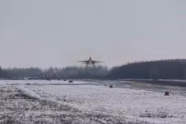 Tiêm kích đa nhiệm Su-35S xuất kích. Ảnh minh họa Izvestia.