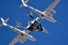 Virgin Galactic thực hiện chuyến bay vũ trụ thương mại với khách du lịch tư nhân trả tiền. Ảnh video CNBC.
