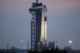 Tên lửa Falcon 9 của SpaceX với Tàu vũ trụ Crew Dragon trước thời điểm phóng. Ảnh CNBC