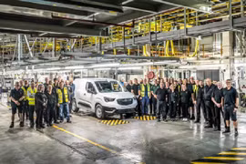 Các công nhân của Ellesmere đứng quanh xe điện Vauxhall Combo Electric mới được chế tạo. Ảnh: Stellantis/Getty Images