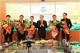 Thứ trưởng Phan Tâm trao quyết định cho các cán bộ. Ảnh MIC