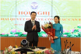 Bộ trưởng Nguyễn Mạnh Hùng trao quyết định cho cho bà Phạm Thị Phương Chi. ảnh MIC