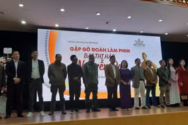 Ra mắt đoàn làm phim. Ảnh AT