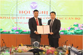 Thứ trưởng Nguyễn Huy Dũng trao Quyết định cho Ông Đỗ Công Anh. Ảnh MIC