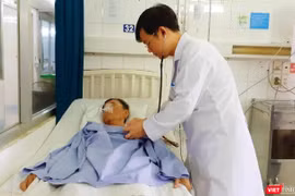 Người đàn ông 60 tuổi đang được bác sĩ điều trị