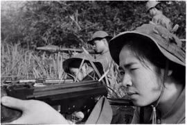 Đây là bức ảnh nhà báo Trần Mai Hưởng chụp lúc chị Nguyễn Thị Thu Hồng và đồng đội của chị đang luyện tập năm 1972.