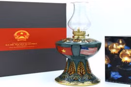 Chiếc đèn Hoa Kỳ là món quà ý nghĩa trong chuyến thăm chính thức Hoa kỳ của Thủ tướng Nguyễn Xuân Phúc.
